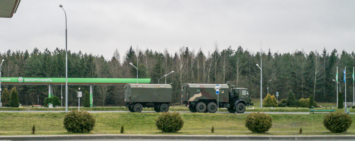 PaulDza-Région de Hrodna, novembre 2021 / Depuis la dernière station service avant la frontière polonaise, les seuls véhicules passant sur la route sont des convois militaires