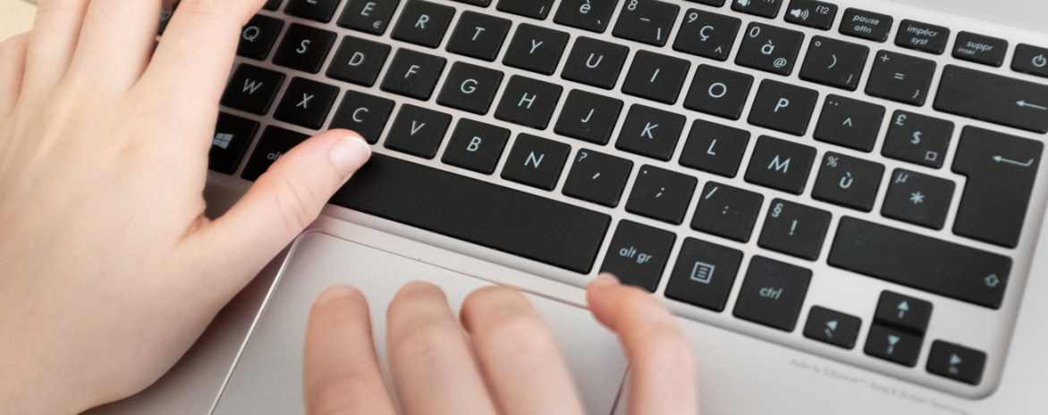 ordinateur mains clavier Université Paris 2 Panthéon Assas