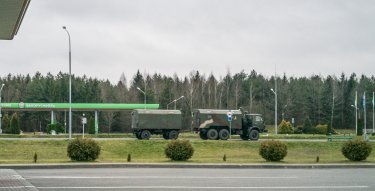 PaulDza-Région de Hrodna, novembre 2021 / Depuis la dernière station service avant la frontière polonaise, les seuls véhicules passant sur la route sont des convois militaires
