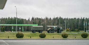 PaulDza-Région de Hrodna, novembre 2021 / Depuis la dernière station service avant la frontière polonaise, les seuls véhicules passant sur la route sont des convois militaires PaulDza-Région de Hrodna, novembre 2021 / Depuis la dernière station service avant la frontière polonaise, les seuls véhicules passant sur la route sont des convois militaires
