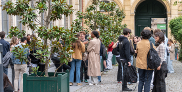 Des étudiants dans la cour du centre Vaugirard